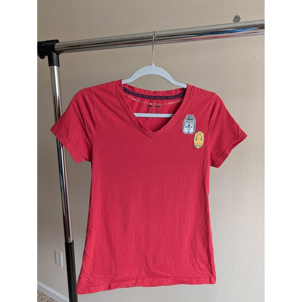 Star Wars Galaxys Edge Red V-Neck T-Shirt XS R2-D2 C-3PO Embroidered Patches